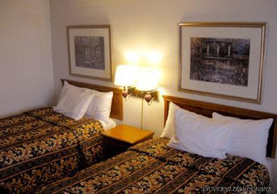 Executive Inn Dallas Room photo